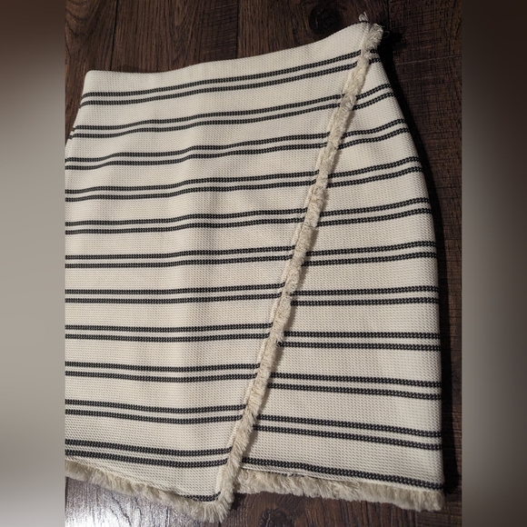 Ivanka Trump White & Black Striped Wrap Mini Skirt w Frayed Hemline Sz 8 Classic - Picture 3 of 14